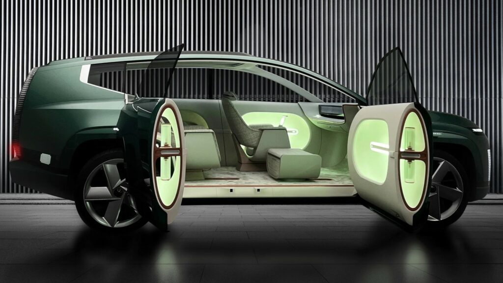 Design audacieux, architecture lounge, promesse d’un SUV électrique spacieux et épuré. Le concept SEVEN préfigure le IONIQ 7, incarnation visuelle de la montée en gamme engagée par Hyundai sur le segment électrique.