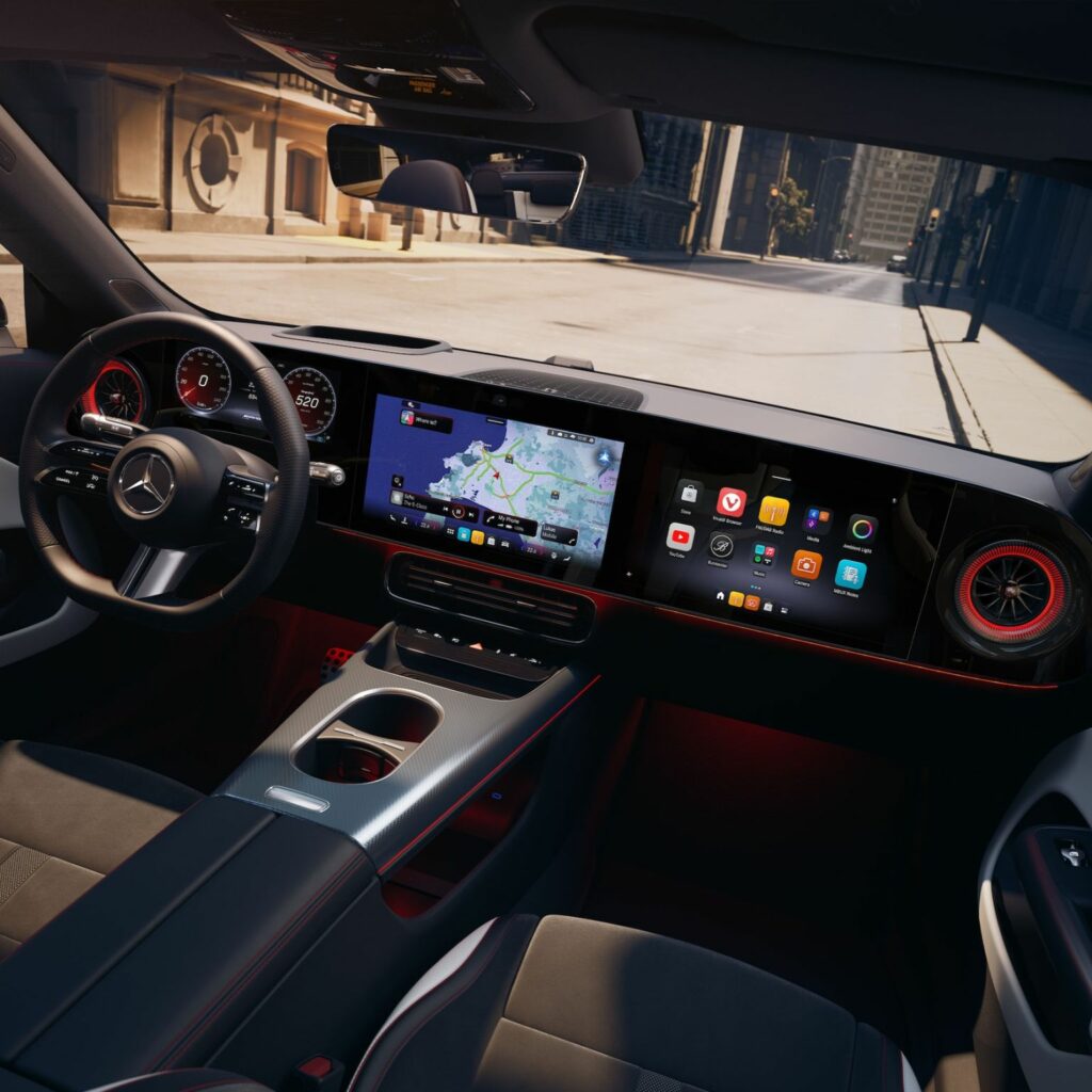 Tableau de bord numérique de la Mercedes CLA électrique avec affichage MBUX panoramique