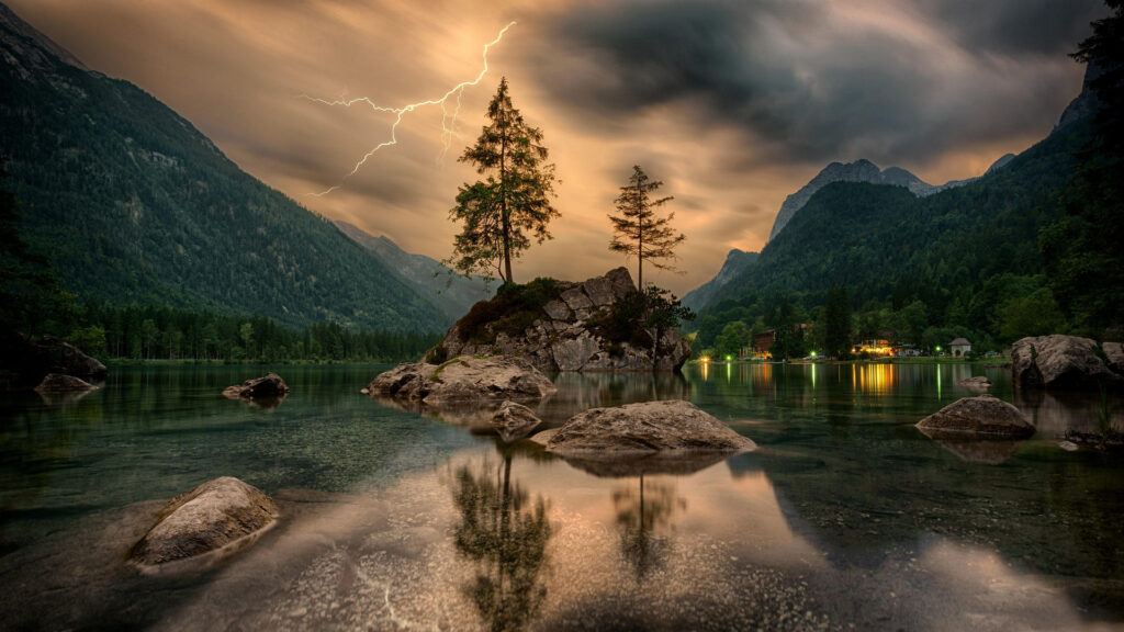 Analyse stratégique environnement et société-Climat, énergie : paysage de lac alpin avec îlot rocheux et éclair dans le ciel
