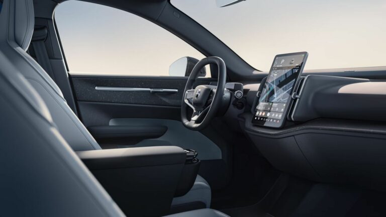 Intérieur du Volvo EC40 avec écran central tactile et cockpit numérique