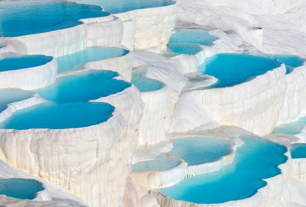 Terrasses de travertin et bassins turquoise de Pamukkale, Turquie