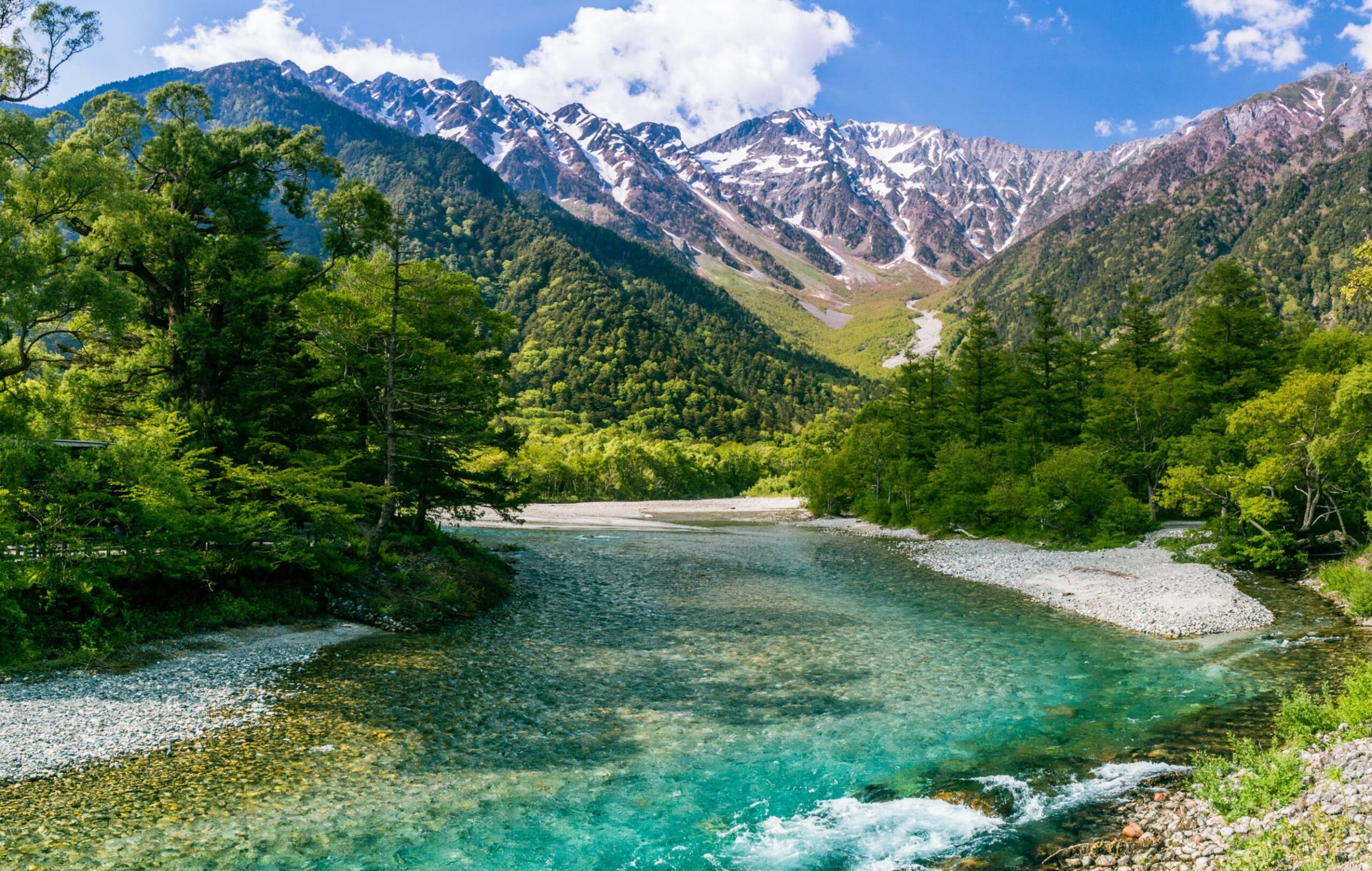 Rivière aux eaux turquoise dans la vallée de Kamikōchi, Alpes japonaises