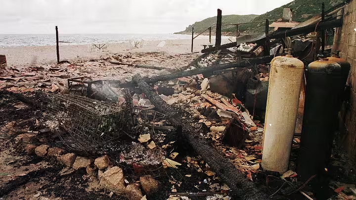 La paillote “Chez Francis”, brûlée par les gendarmes sur ordre préfectoral. Le scandale révèle l’incohérence d’un État prompt à dénoncer la violence corse tout en s’autorisant lui-même des opérations illégales, mettant à mal sa légitimité morale.