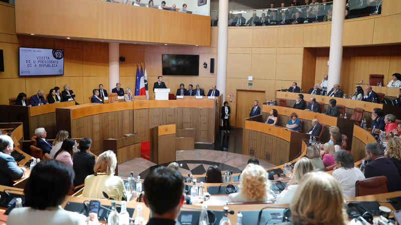 Macron s’exprimant devant l’Assemblée de Corse