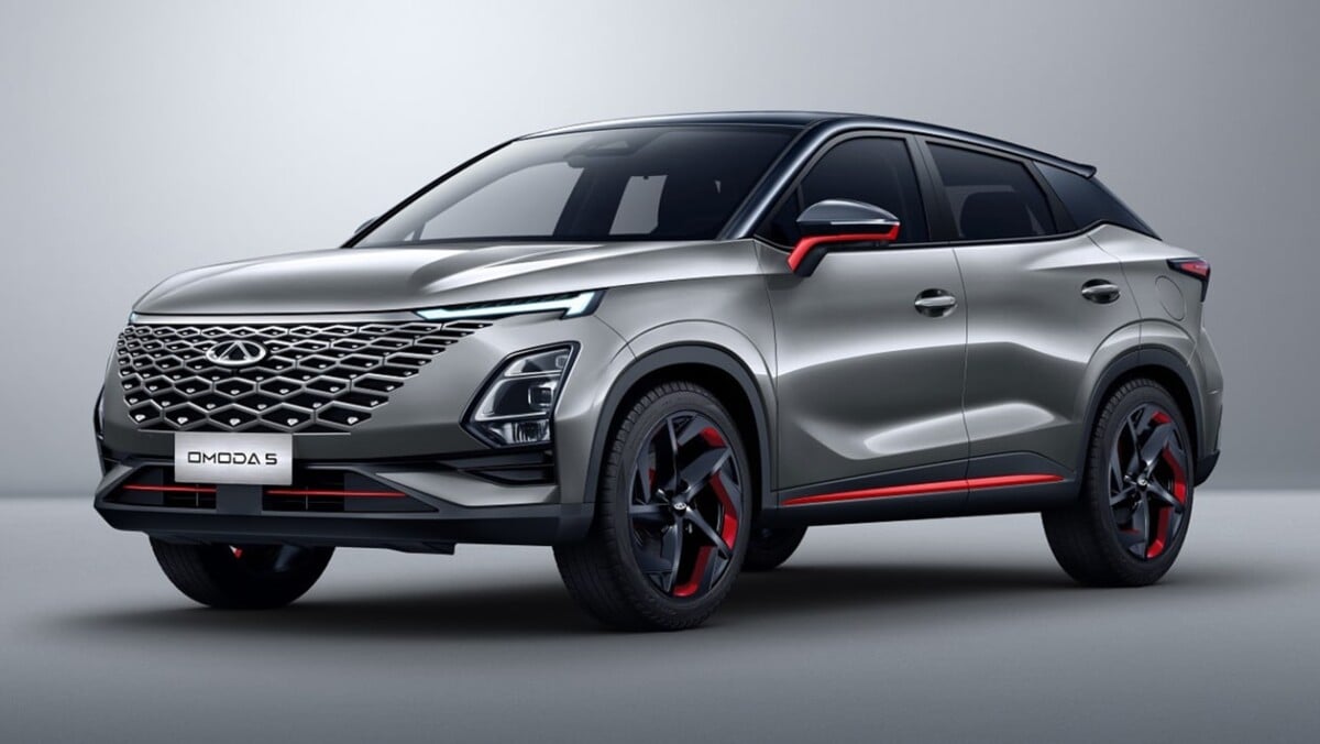 Vue avant trois-quarts de l’OMODA 5, SUV compact au design anguleux et sportif, proposé par Chery.
