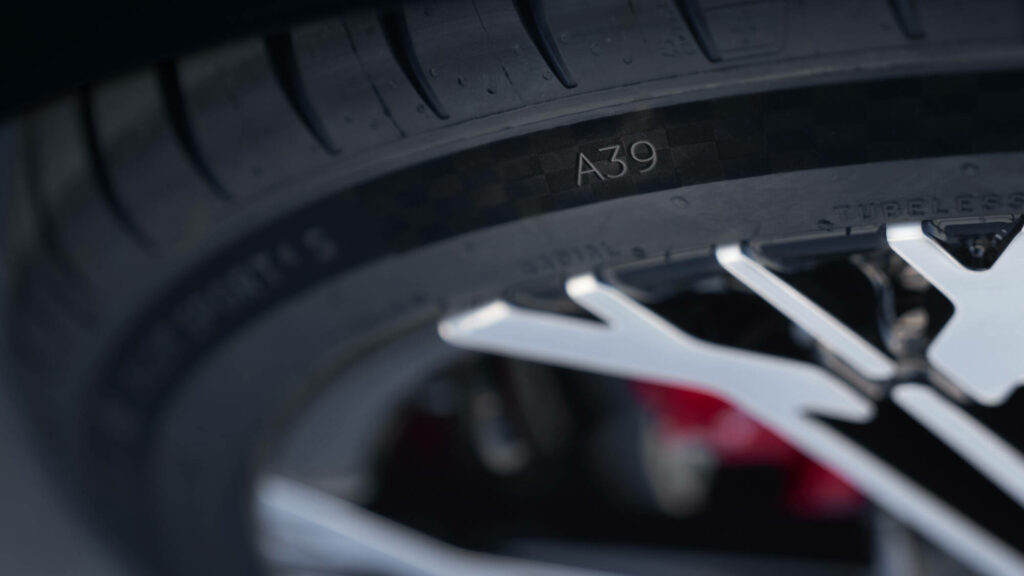 Détail pneu Michelin Alpine A390 avec marquage spécifique A39