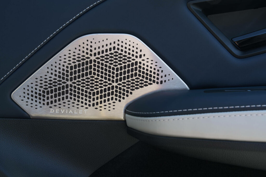 Enceinte Devialet intégrée dans la porte de l’Alpine A390
