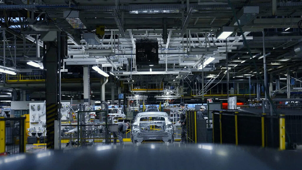 Chaîne d’assemblage des véhicules électriques Renault dans l’usine ElectriCity