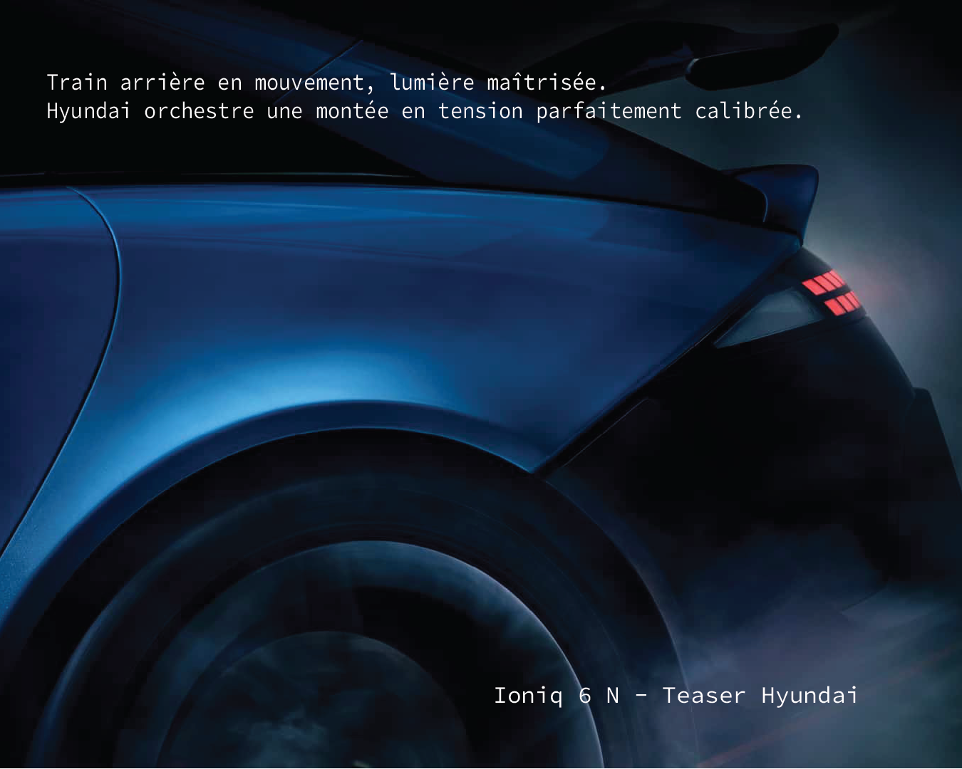 Vue arrière en mouvement de la Hyundai IONIQ 6 N, éclairage LED et effet de vitesse.