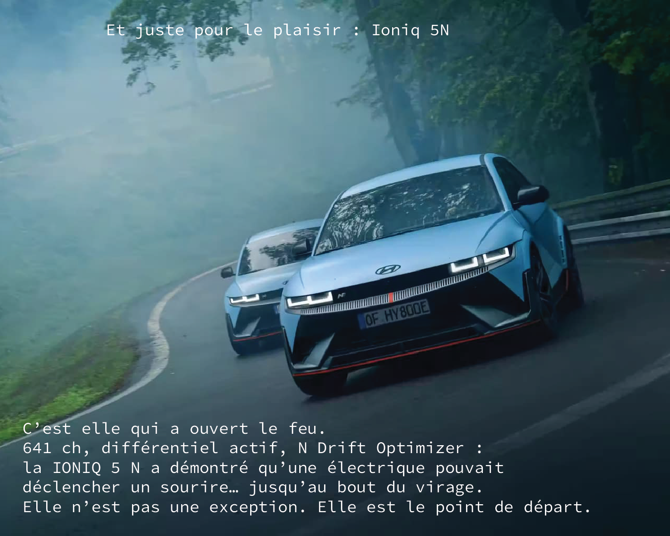 Deux Hyundai IONIQ 5 N en courbe rapide sur route forestière, version performance.