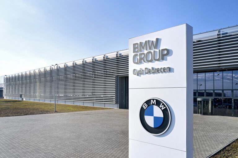 Entrée de l’usine BMW Group Debrecen en Hongrie.