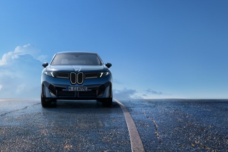 BMW Neue Klasse iX3 vue de face sur route sous ciel bleu
