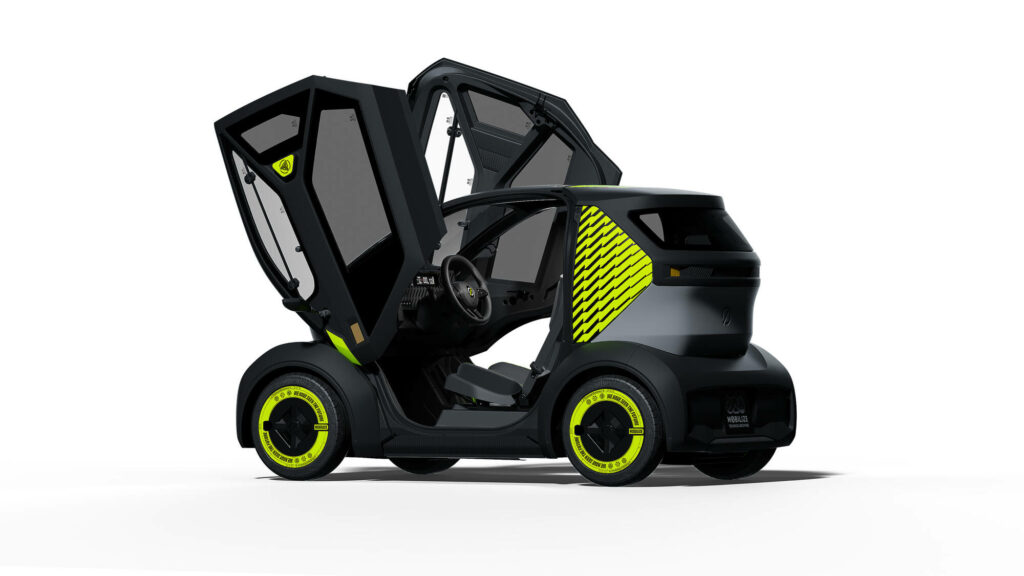 Showcar Mobilize Duo by TheArsenale, vue arrière trois-quarts, avec portes papillon ouvertes et jantes fluo personnalisées.