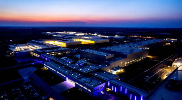 Vue nocturne de l’usine BMW de Debrecen illuminée.