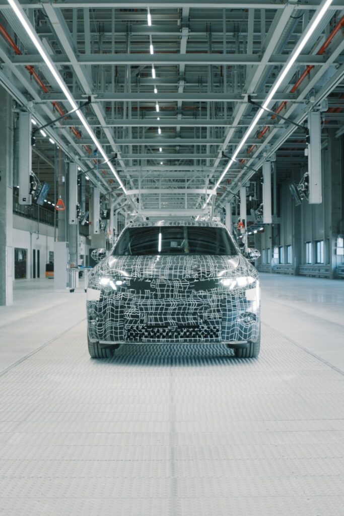 Prototype camouflé de la Neue Classe dans l’usine BMW Debrecen.