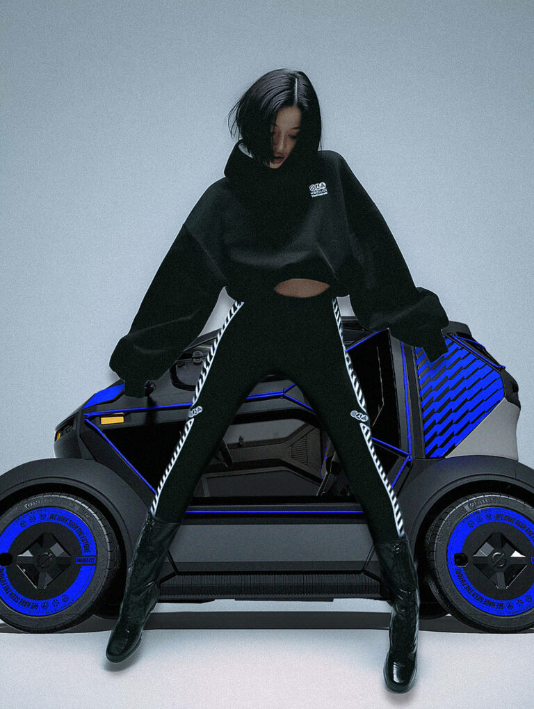 Jeune femme vêtue de noir posant devant le showcar Mobilize Duo by TheArsenale, version customisée du quadricycle électrique de Renault.