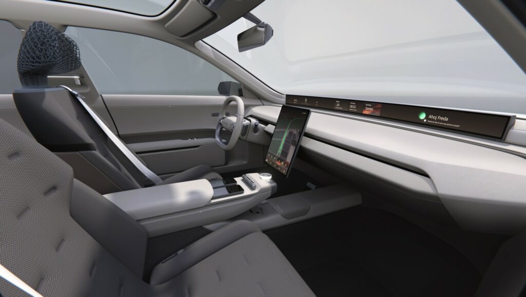 Vue cockpit de la Skoda Vision O, écran central vertical et bandeau numérique.