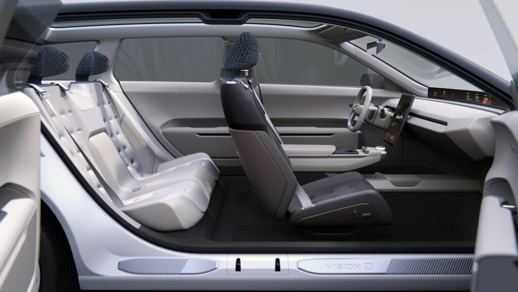 Vue latérale de l’habitacle de la Skoda Vision O, sièges avant et arrière.