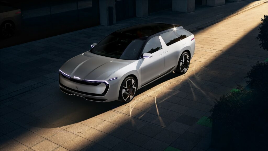 Škoda Vision O vu de trois-quarts avant, break électrique en clair-obscur dans la rue.