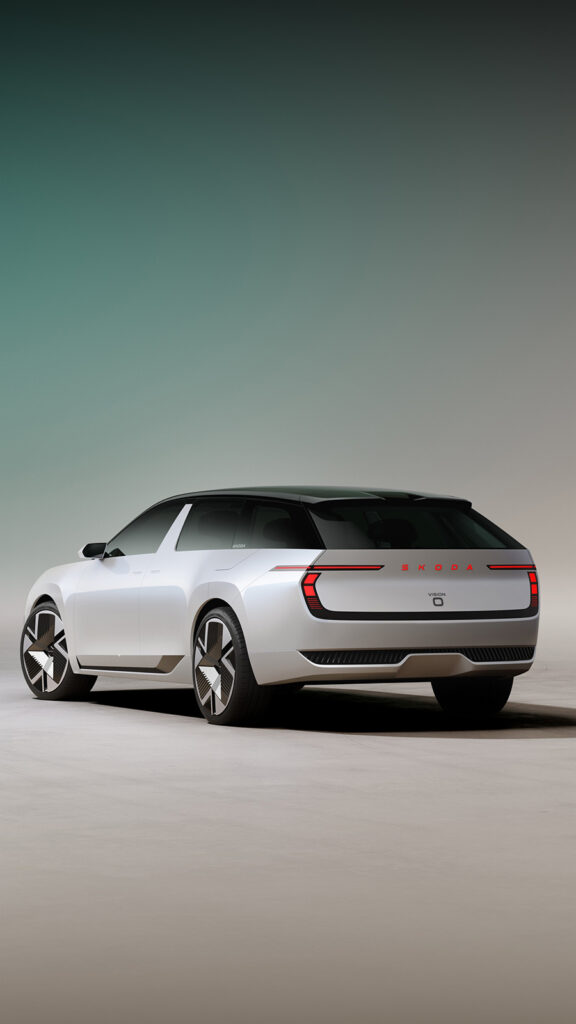 Vue arrière du Škoda Vision O, concept de break électrique à la silhouette sobre et fonctionnelle.