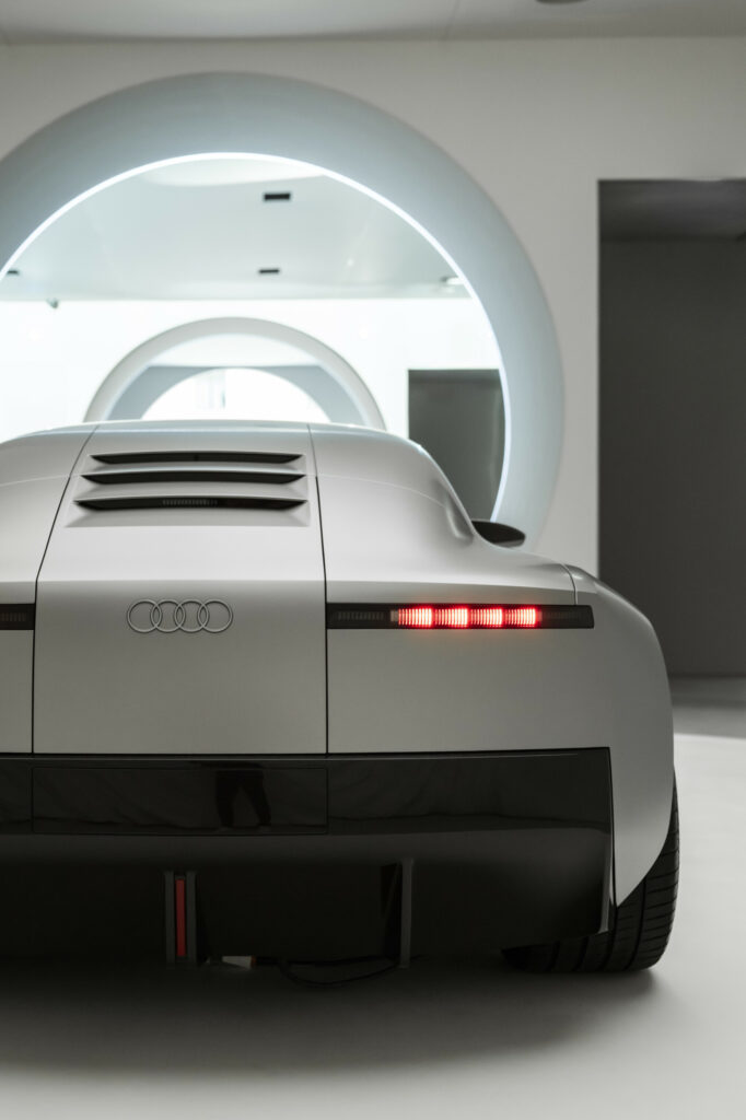 Vue arrière de l’Audi Concept C, soulignant un design épuré et technologique, symbole du « Vorsprung » modernisé.