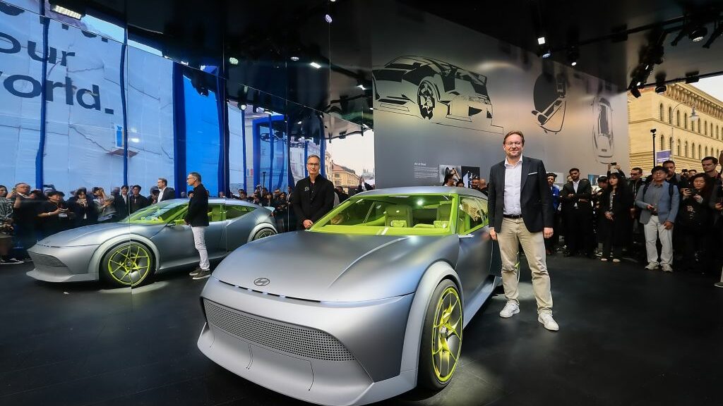 Hyundai Concept Three présenté à l’IAA Mobility 2025, avec public et responsables de la marque autour du prototype.