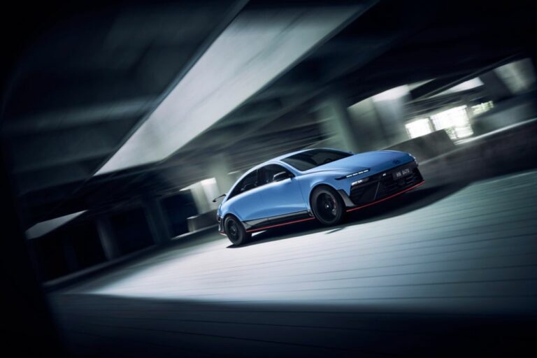 Hyundai IONIQ 6 N roulant à grande vitesse dans un parking sombre