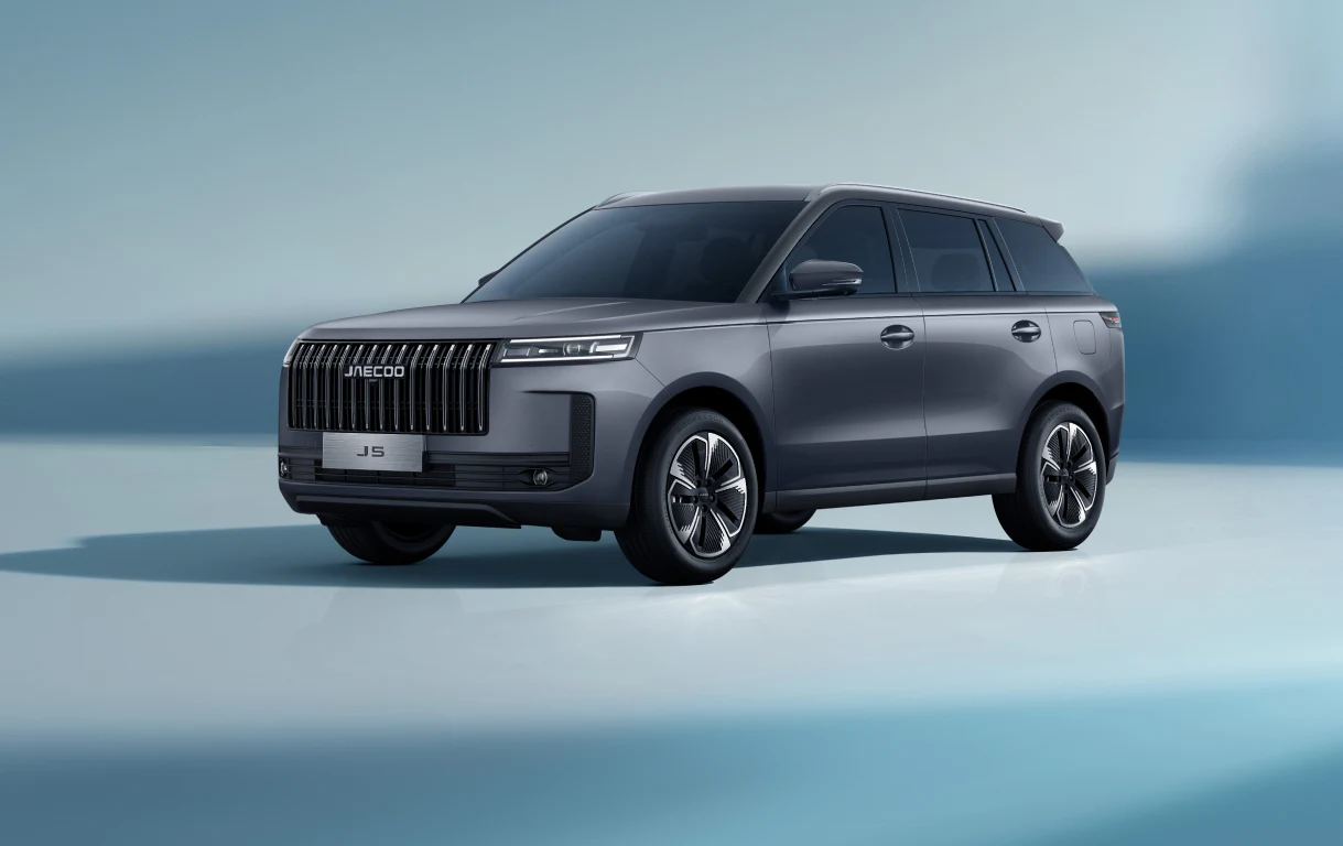  Vue avant du Jaecoo 5, SUV à l’allure robuste, avec calandre verticale et carrosserie gris mat.