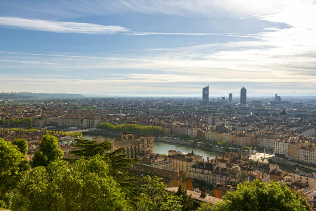 Vue panoramique de Lyon depuis Fourvière avec la cathédrale Saint-Jean, la Saône, les toits anciens de la Presqu’île et les tours modernes de la Part-Dieu en arrière-plan