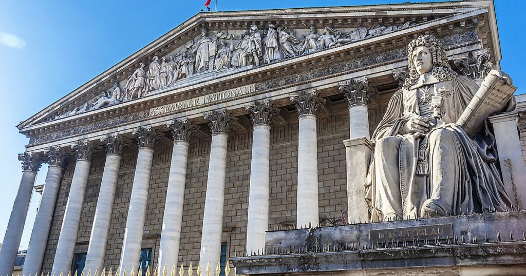 Façade de l’Assemblée nationale à Paris, symbole d’un pouvoir institutionnel figé et vidé de sens.
