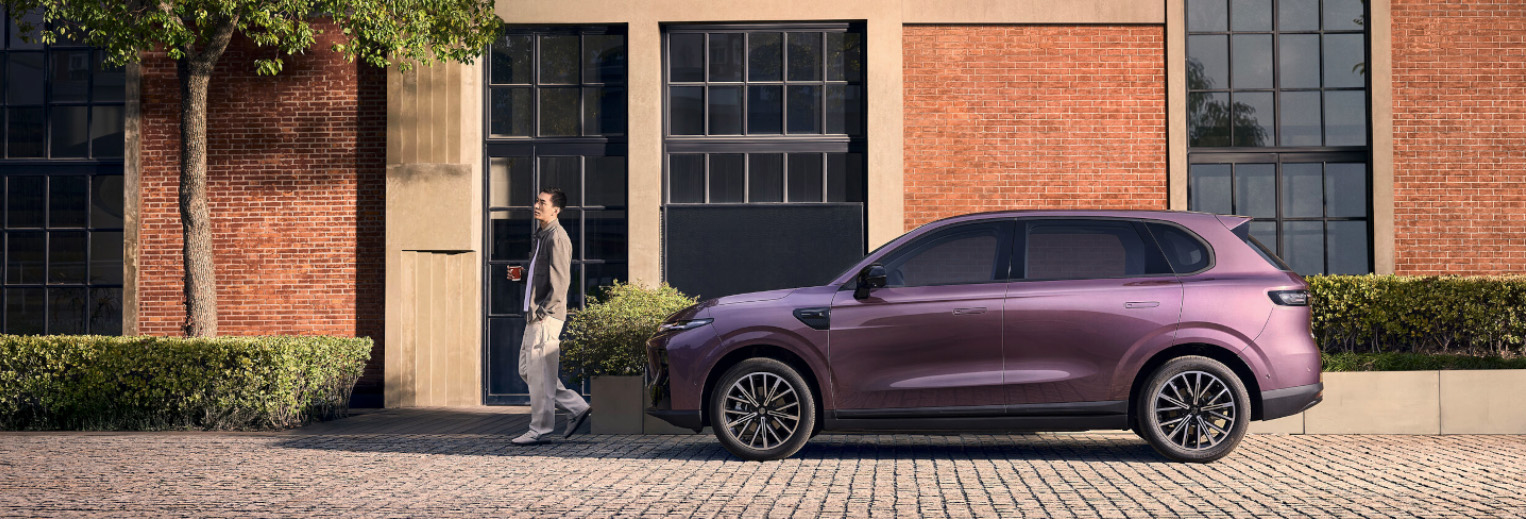 SUV électrique LeapMotor B10 devant un bâtiment en Europe