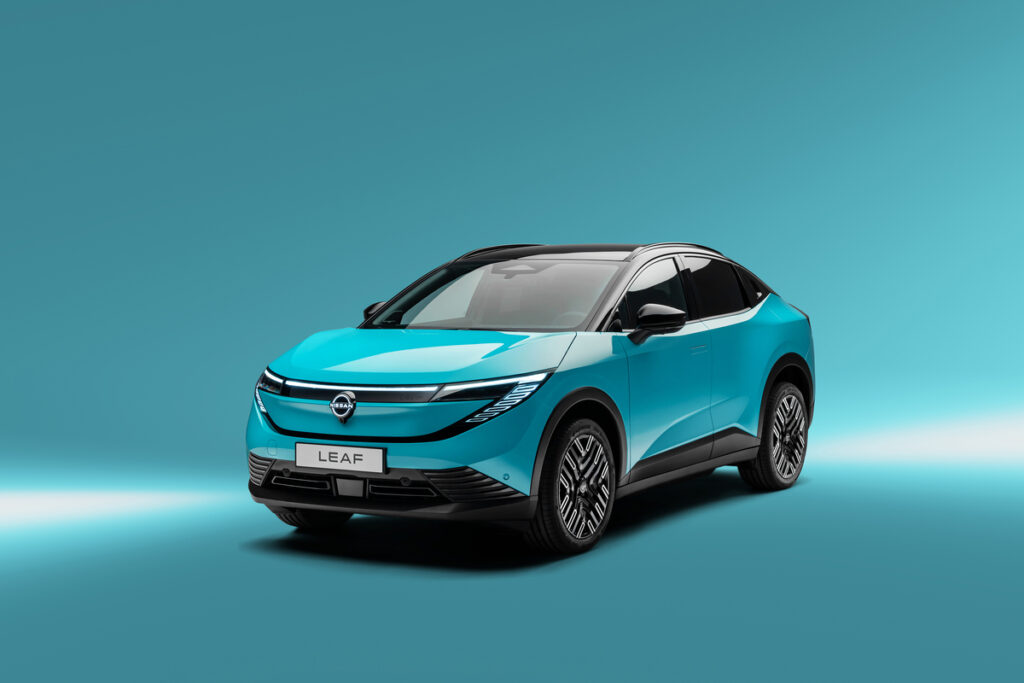 Nissan Leaf 2026 de trois-quarts avant, design fluide et affirmé, symbole du renouveau électrique de la marque.
