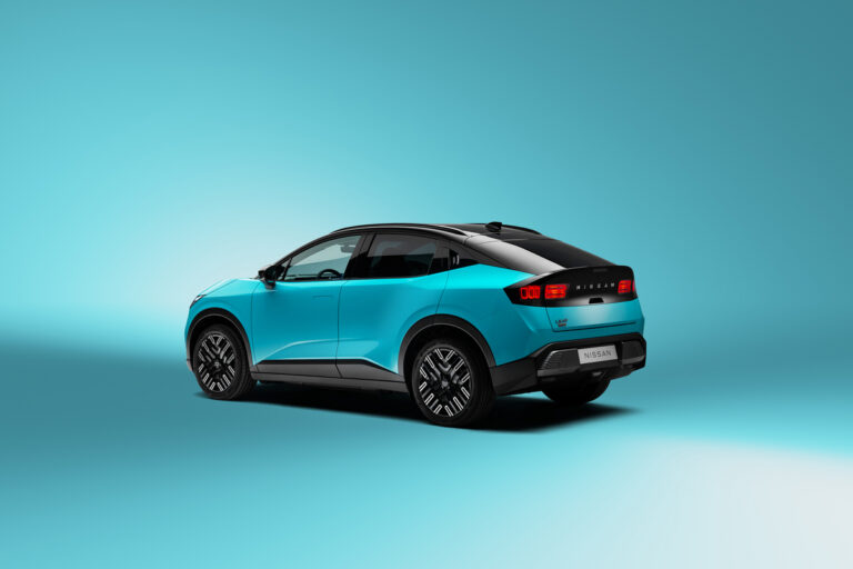 Nissan Leaf 2026 de trois-quarts arrière, silhouette crossover bleue sur fond turquoise, symbole du renouveau électrique de la marque.