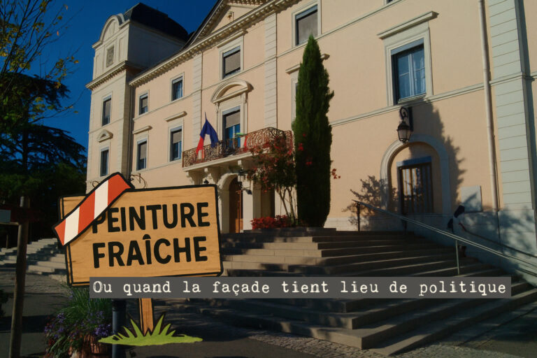 Mairie d’É. en fin d’après-midi, façade institutionnelle soignée, devant laquelle est planté un panneau “Peinture fraîche”, symbole d’une politique municipale réduite à l’apparence.