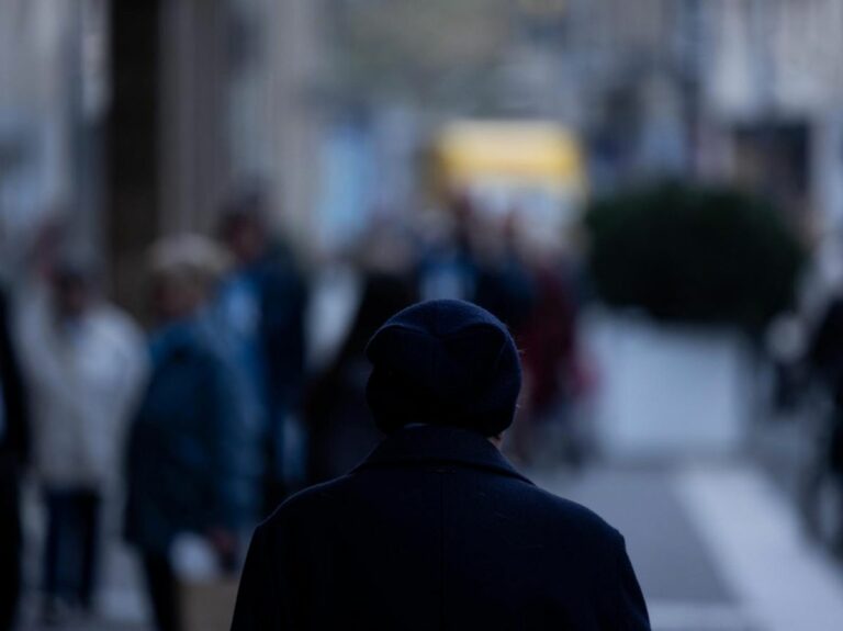 Solitude autistique : quand le monde social devient structurellement hostile