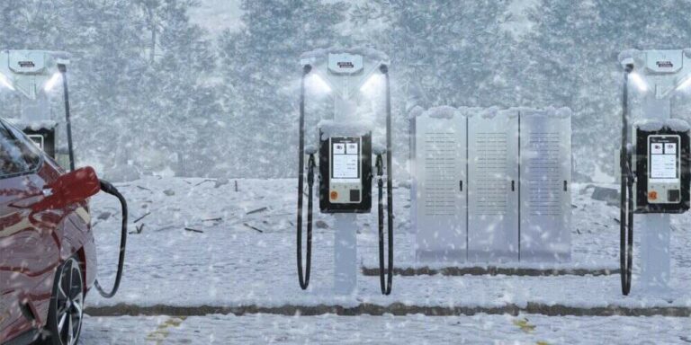 Borne de recharge rapide DC exposée à des conditions hivernales sévères, neige, froid et contraintes d’exploitation