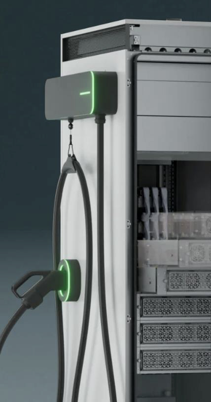 Électronique de puissance d’une borne de recharge rapide avec modules visibles