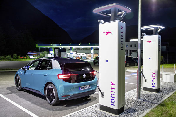 Borne Ionity 350 kW standalone avec véhicule Volkswagen ID en charge