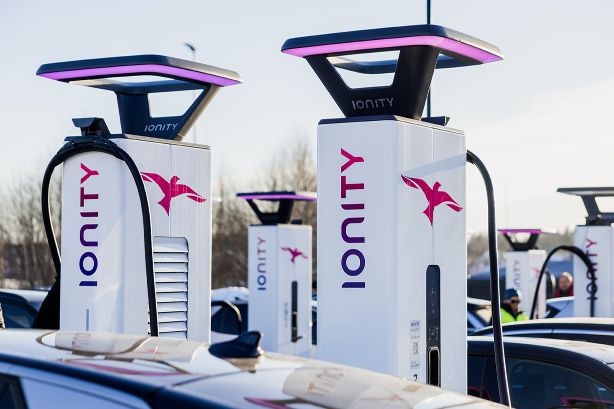 Bornes Ionity haute puissance sur aire de recharge, gros plan sur le design (ABB Terra 2024)