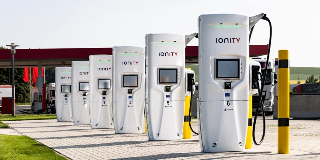 Alignement de bornes Ionity première génération 350 kW sur aire d’autoroute