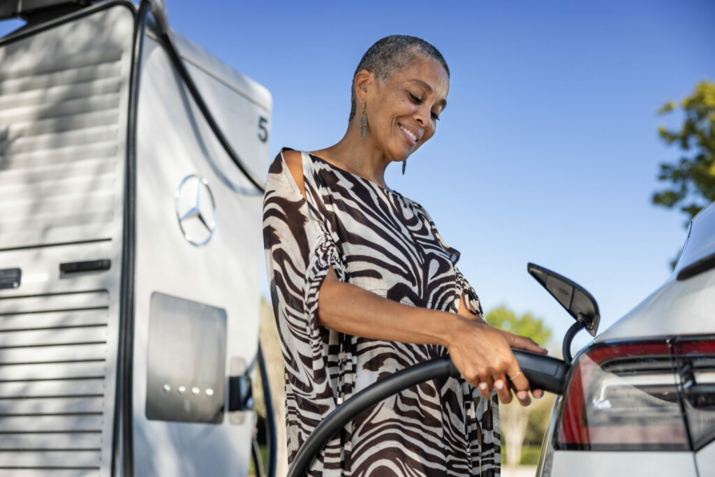 Conductrice branchant un véhicule sur borne Mercedes, expérience de recharge intégrée