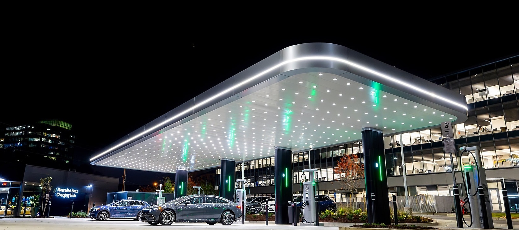 Hub Mercedes-Benz High-Power Charging de nuit, station de recharge rapide avec auvent lumineux