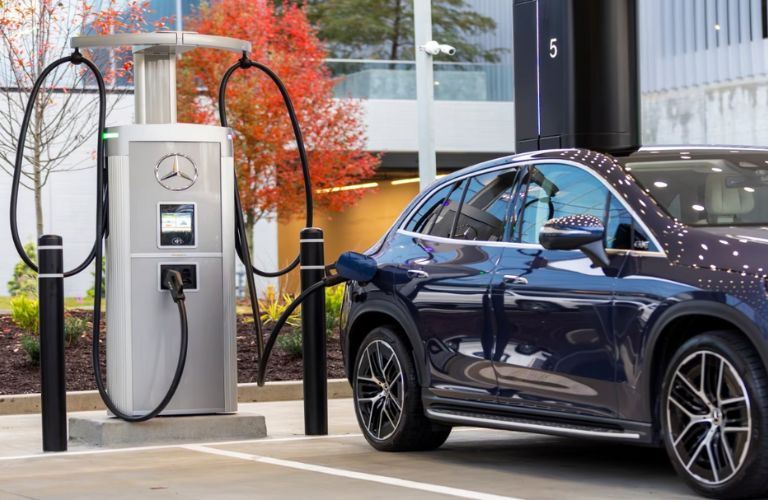 Véhicule Mercedes en charge sur borne rapide du réseau Mercedes-Benz High-Power Charging
