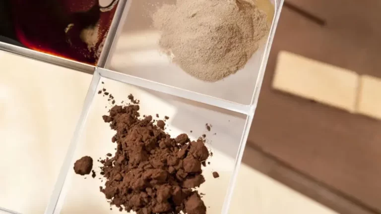 Échantillons de matières polymères pulvérulentes utilisées dans la fabrication d’un compleximer, matériau hybride combinant propriétés du verre et du plastique.