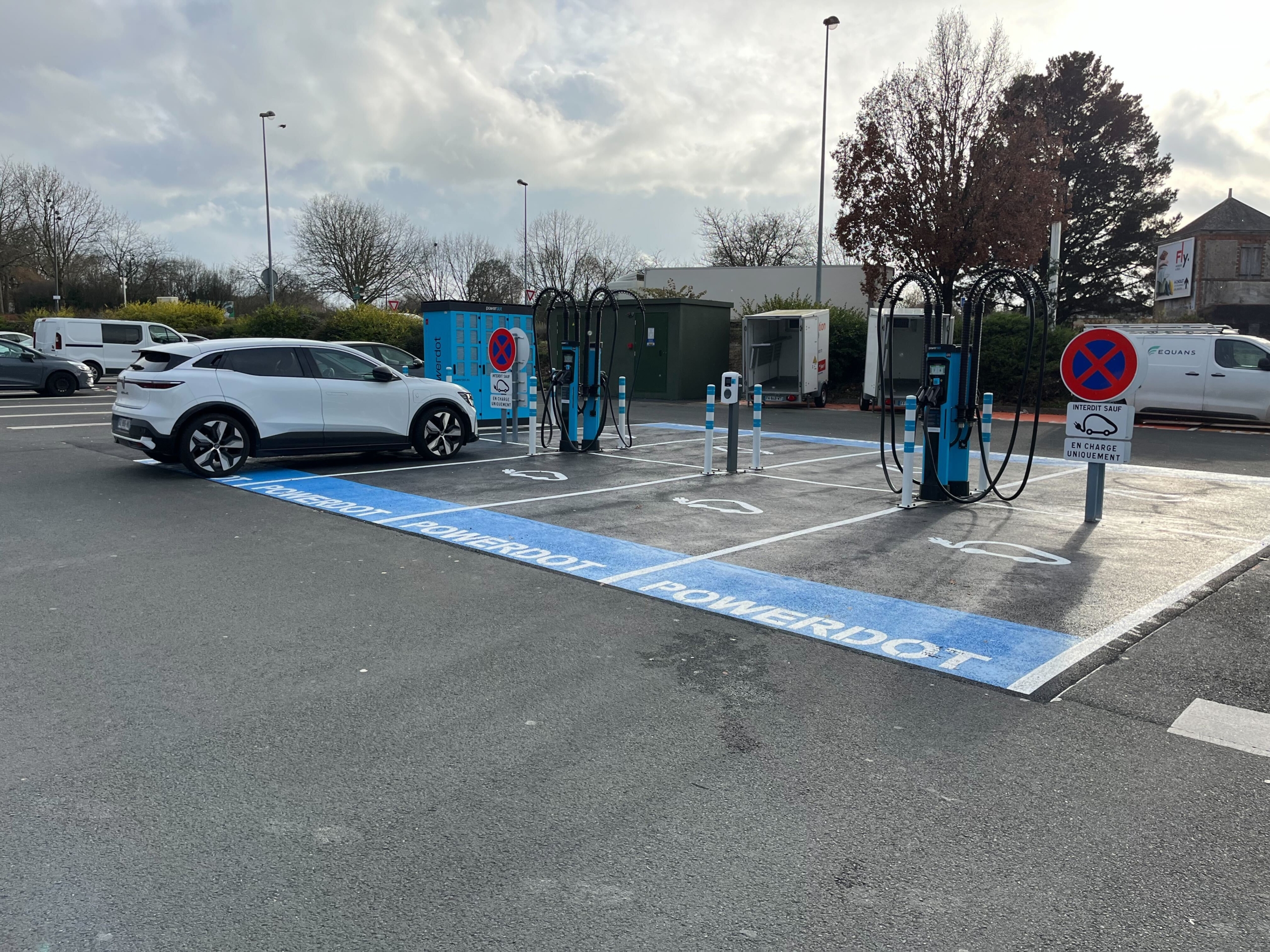 Recharge rapide Powerdot sur parking retail avec architecture Kempower distribuée