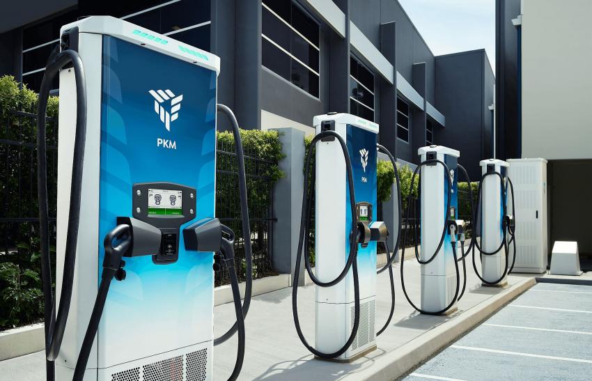 Station de recharge rapide Tritium TRI-FLEX avec hub central et dispensers alignés