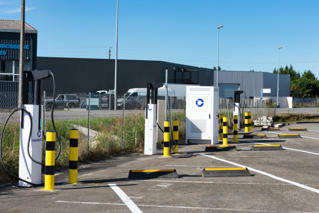 Station de recharge rapide ChargePoly avec bornes DC interconnectées et armoire de puissance sur site industriel
