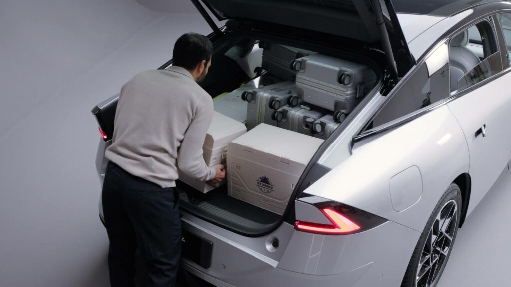 Coffre XPeng P7+ avec chargement complet de bagages et valises