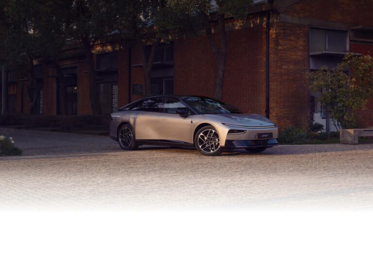 XPeng P7+ stationnée en environnement urbain pavé