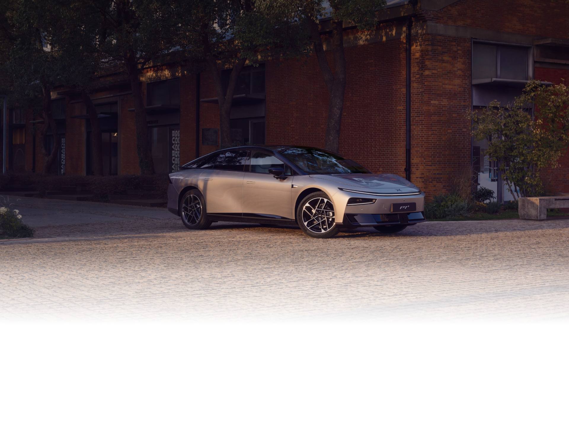 XPeng P7+ stationnée en environnement urbain pavé